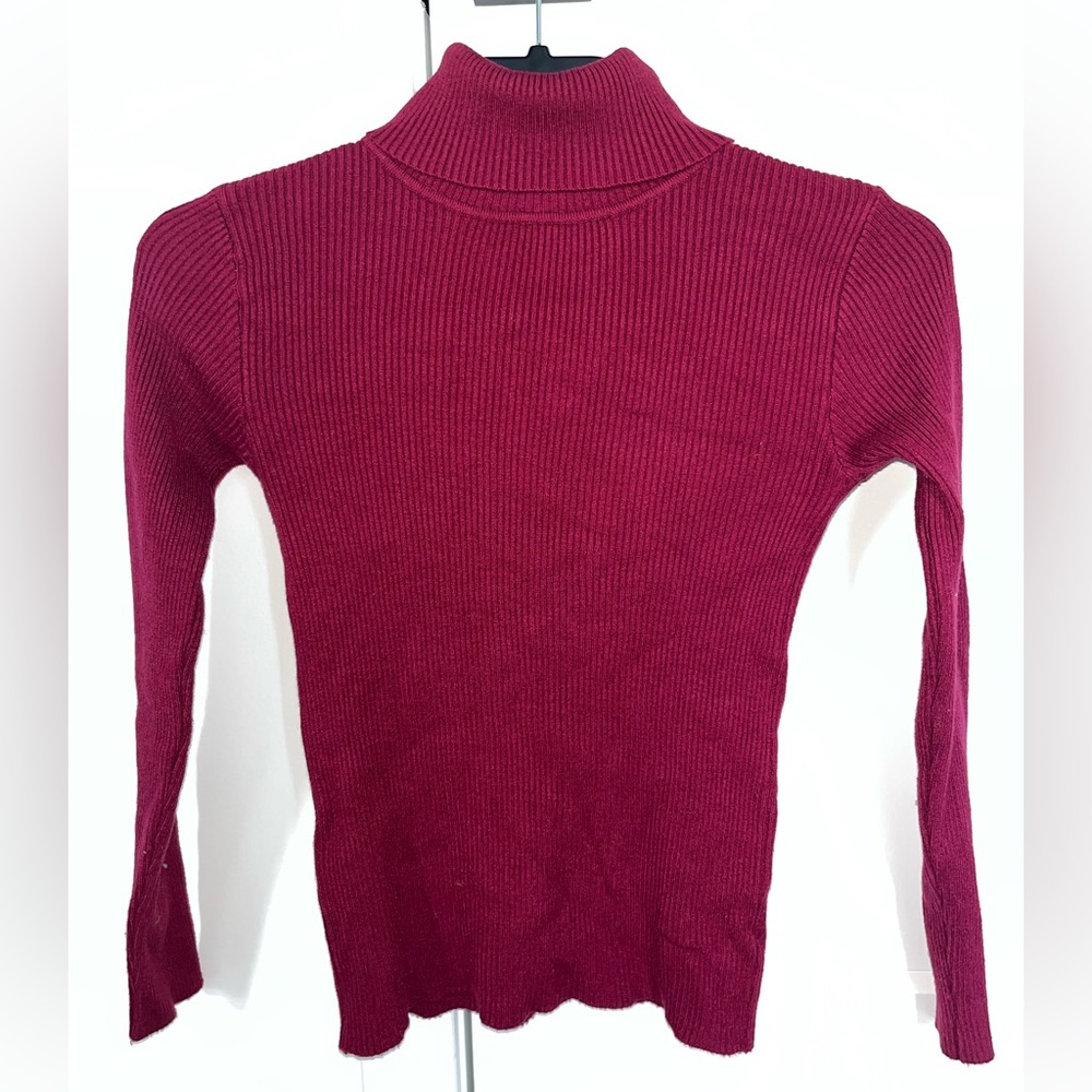Maroon turtle neck!
